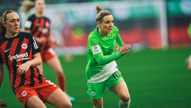 Svenja Huth vom VfL Wolfsburg bemüht sich um einen Vorsprung neben ihrer Gegnerin aus Frankfurt.