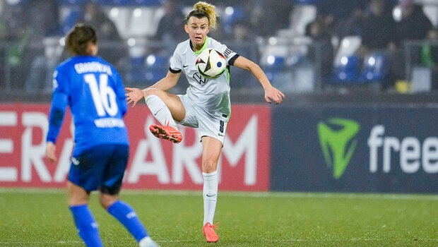 Lena Lattwein vom VfL-Wolfsburg schießt mit dem rechten Fuß den Ball. Ihr Schussfuß ist dabei auf Kniehöhe. 