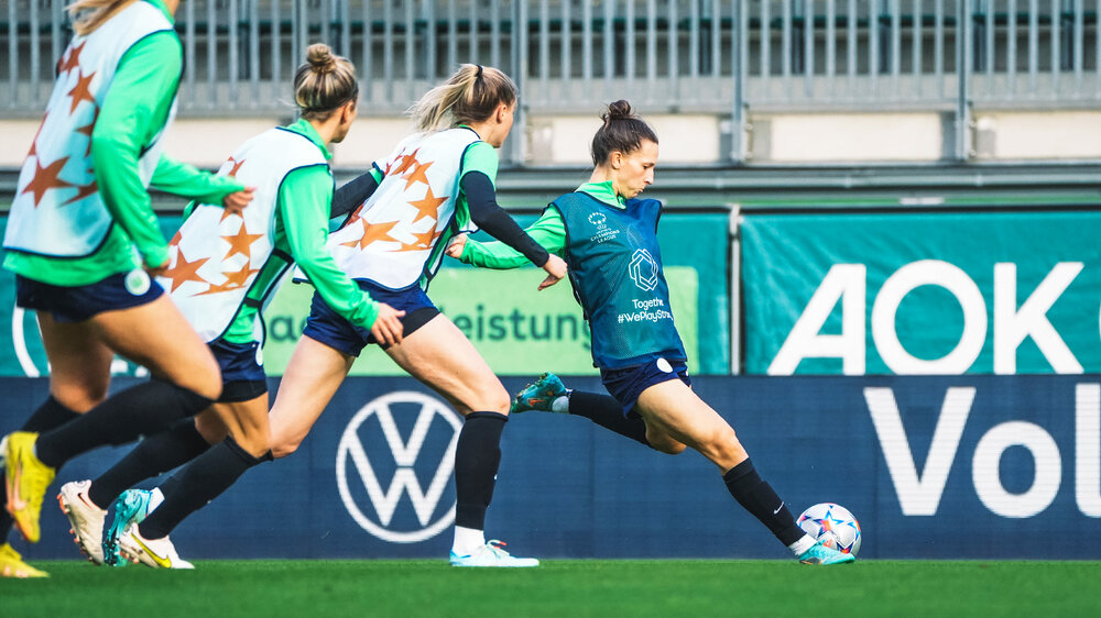 Die Spielerinnen des VfL-Wolfsburg bei einer Trainingseinheit im AOK-Stadion in Wolfsburg.