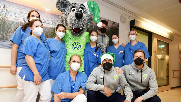 Die VfL Wolfsburg Spieler mit Wölfi im Krankenhaus Wolfsburg.