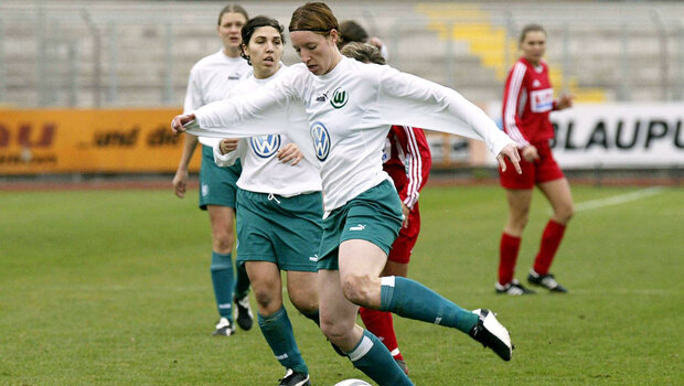Die ehemalige Spielerin des VfL Wolfsburg Stefanie Gottschlich führt einen Pass durch.