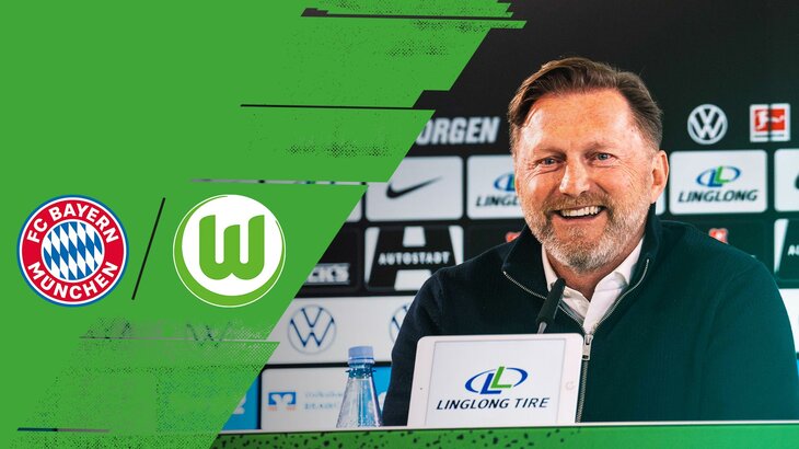 Pressekonferenz vor dem Auswärtsspiel gegen Bayern München mit VfL-Wolfsburg-Trainer Ralph Hasenhüttl. Daneben die Logos des FC Bayern München und des VfL Wolfsburg.