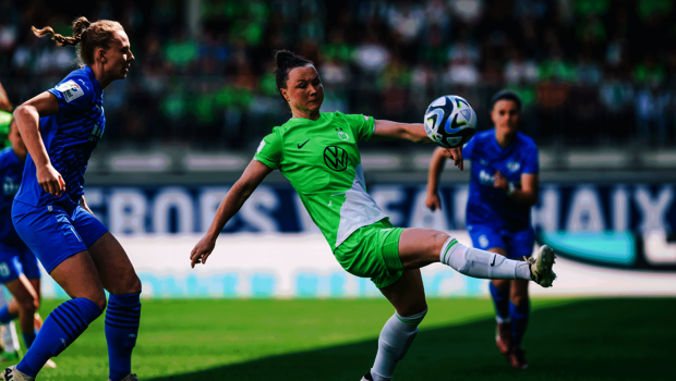 VfL-Wolfsburg-Spielerin Martina Hegering bei einer Ballannahme mit Druck von Gegenspielerinnen.