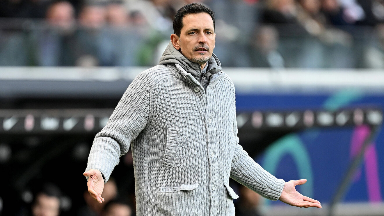 Eintracht-Frankfurt-Trainer Dino Toppmöller hebt die Schultern.