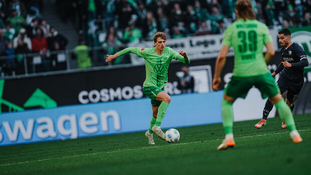 VfL-Wolfsburg-Spieler Mads Roerslev im Laufduell mit dem Ball am Fuß.