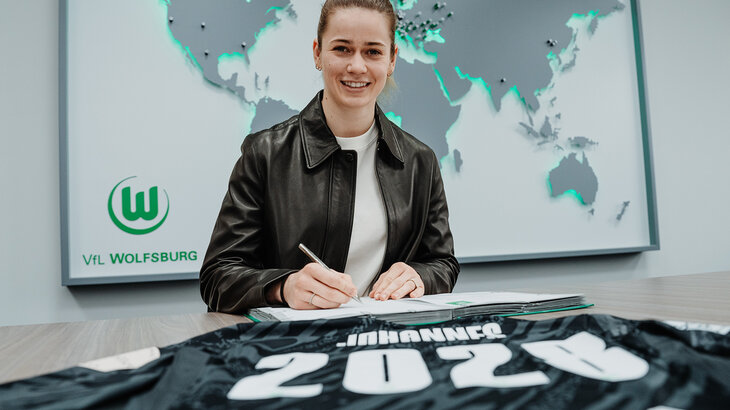 Torhüterin Stina Johannes unterschreibt den Vertrag beim VfL Wolfsburg.