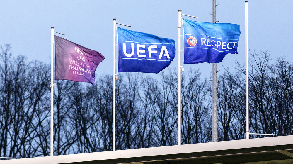 Fahnen der UEFA und der Womens Champions League wehen im AOK Stadion. 