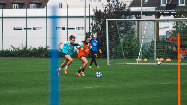 Nuria Rabano Blanco vom VfL Wolfsburg versucht den Ball vor Fenna Kalma zu verteidigen.