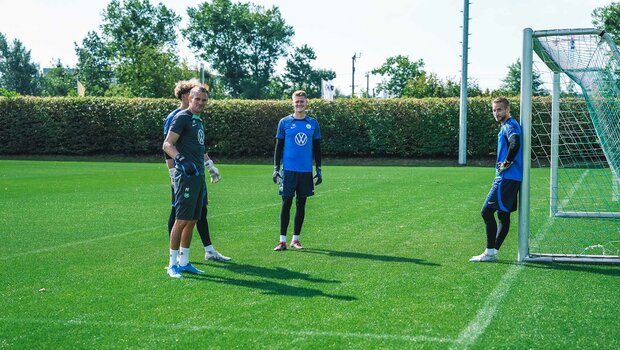 VfL-Wolfsburg-Torwarte absolvieren ein Torwarttraining.