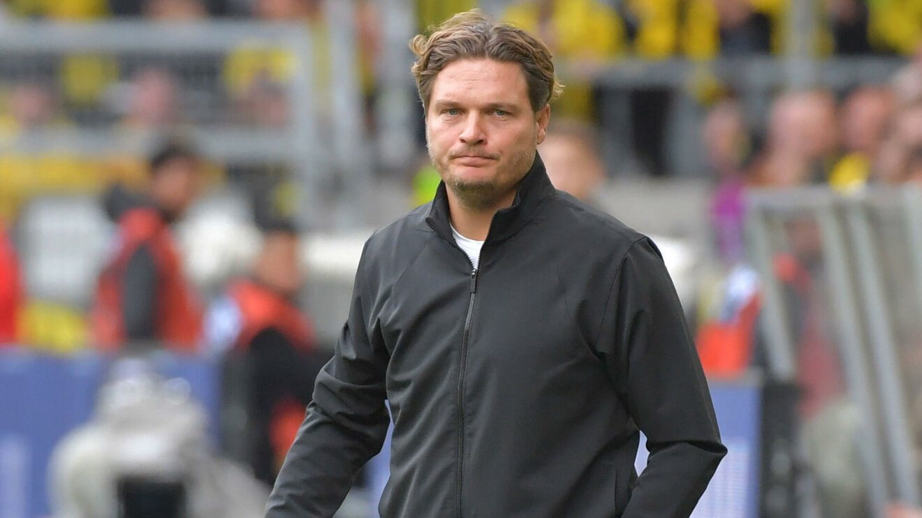 Der BVB-Trainer Edin Terzic steht an der Seitenlinie.