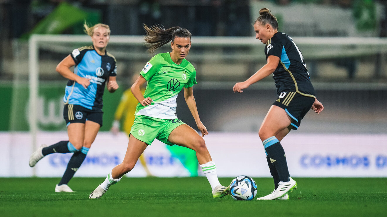 VfL-Wolfsburg-Spielerin Riola Xhemaili im Zweikampf mit einer Gegenspielerin.