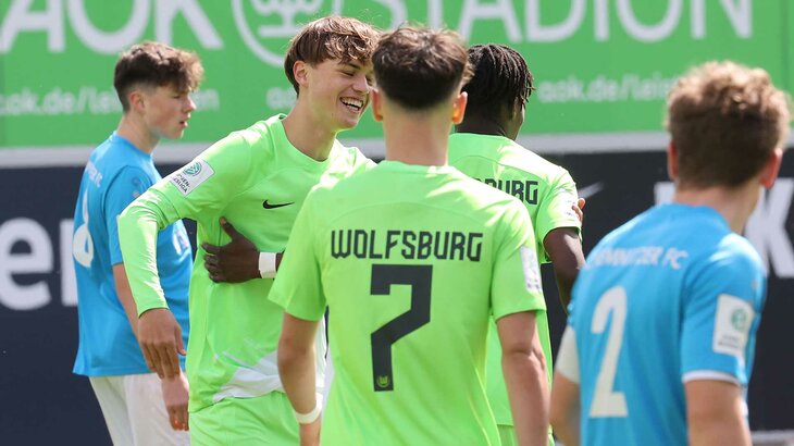 Die Nachwuchsspieler des VfL Wolfsburg stehen jubelnd zusammen.