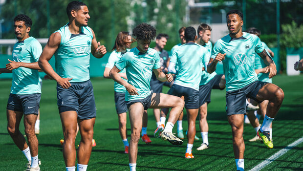 Die VfL-Wolfsburg-Spieler laufen auf dem Trainingsplatz.