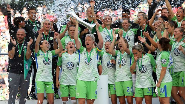 Die Spielerinnen des VfL Wolfsburg feiern zusammen den Gewinn des DFB Pokal.