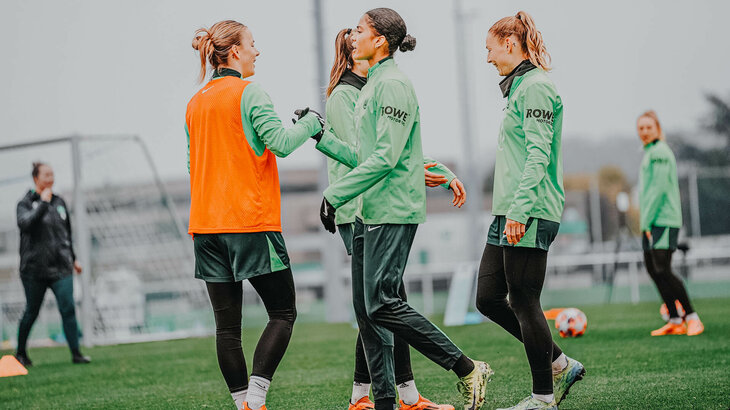 VfL Wolfsburg Spielerinnen klatschen sich ab beim Abschlusstraining vor dem UWCL Spiel gegen Galatasaray.