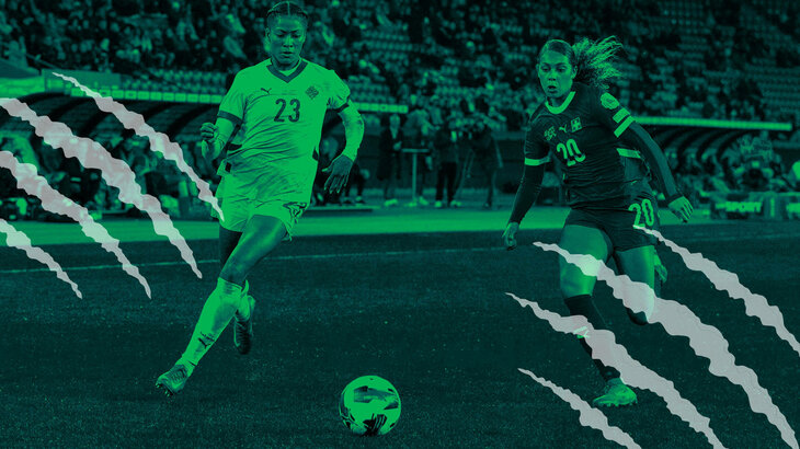 VfL-Wolfsburg-Spielerin Sveindis Jonsdottir im Trikto der isländischen Nationalmannschaft im Zweikampf.