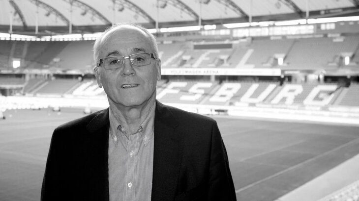 Der ehemalige VfL-Wolfsburg-Spieler Günter Otto steht in der Volkswagen Arena.