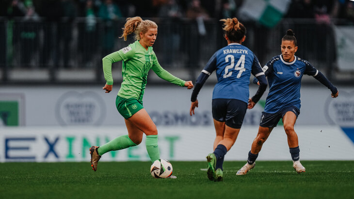 VfL-Spielerin Justine Kielland läuft mit dem dem Ball am Fuß an zwei gegnerischen Spielerinnen vorbei.