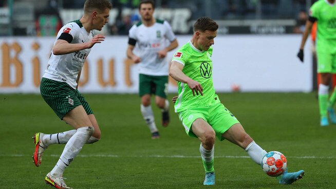 Yannik Gerhardt spielt den Ball.