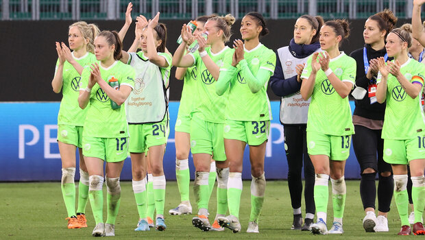 Die VfL Frauen applaudieren zu ihren Fans nach dem UWCL Halbfinale gegen FC Barcelona.