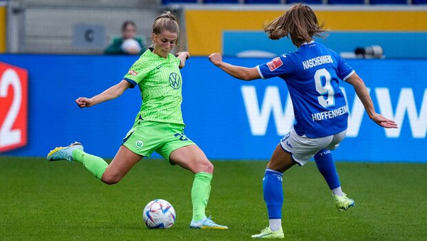 VfL-Wolfsburg-Spielerin Tabea Waßmuth schießt den Ball.