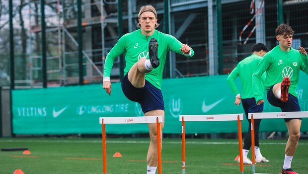 VfL-Wolfsburg-Spieler Sebastiaan Bornauw springt im Training über Hürden.