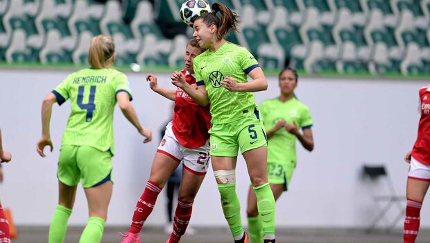 VfL-Wolfsburg-Spielerin Lena Oberdorf bei einem Kopfballduell im UWCL Spiel gegen Arsenal.