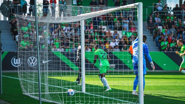 Der Ball liegt im Tor nach dem Treffer von Ridle Baku vom VfL Wolfsburg.