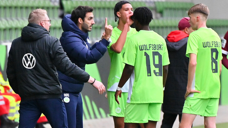 Die U17-Spieler aus der VfL Wolfsburg Akademie bekommen Anweisugen vom Trainer.