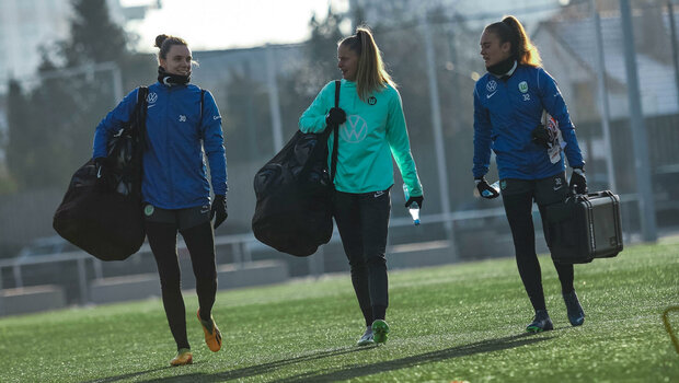 Die VfL-Wolfsburg-Spielerinnen laufen zusammen auf den Trainingsplatz.