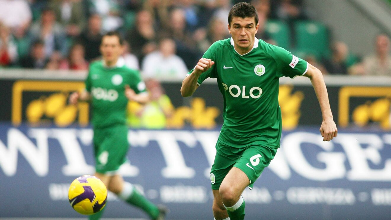 Der ehemalige Spieler Jan Simunek des VfL Wolfsburg rennt dem Ball hinterher.
