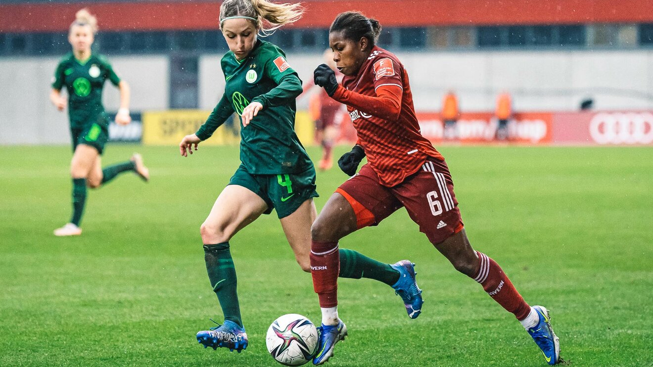 Lineth Beerensteyn für ihren früheren Verein FC Bayern München im Zweikampf mit VfL-Wolfsburg-Spielerin Kathy Hendrich.
