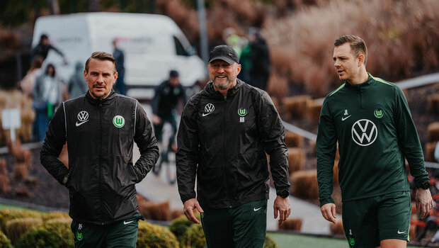 VfL-Wolfsburg-Trainer Ralph Hasenhüttl, Pascal Formann und Jimmy Lohberg kommen am Trainingsplatz an.