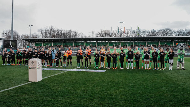 Die beiden Mannschaften der VfL-Frauen und der SGS Essen stehen Nebeneinander in der AOK-Arena.