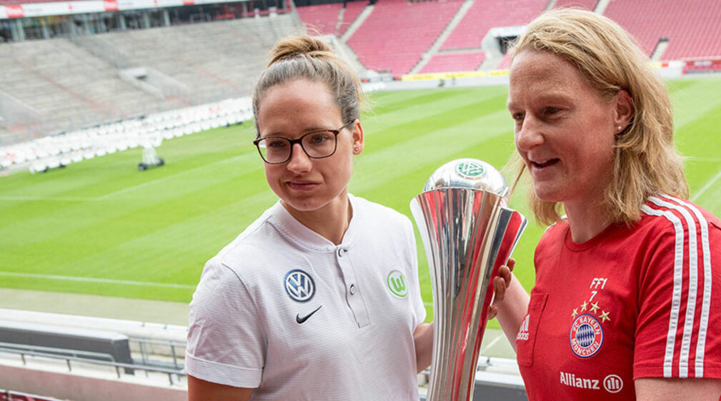 VfL Wolfsburg-Spielerin Babett Peter und FCB-Spielerin Melanie Behringer halten den DFB Pokal.