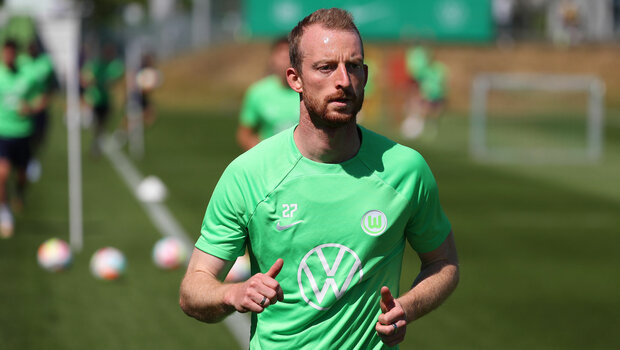 Der VfL Wolfsburg-Spieler Maximilian Arnold läuft auf dem Trainingsplatz.