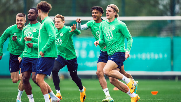 Die Spieler des VfL Wolfsburg laufen im Training.