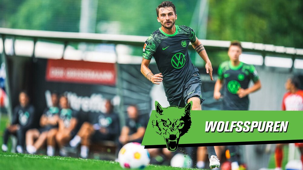Ein Spieler des VfL Wolfsburg rennt mit dem Ball.