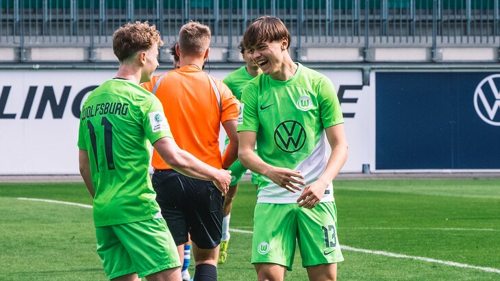 Die Spieler der U19-Mannschaft des VfL Wolfsburg klatschen sich ab.