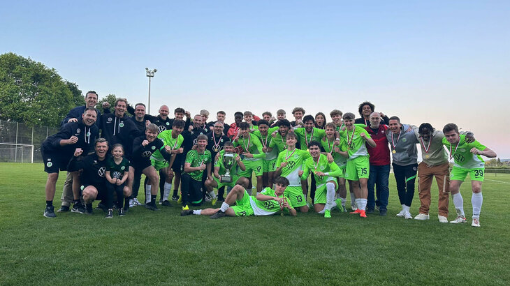 Die U19 vom VfL Wolfsburg steht zusammen und feiert den Pokalsieg.