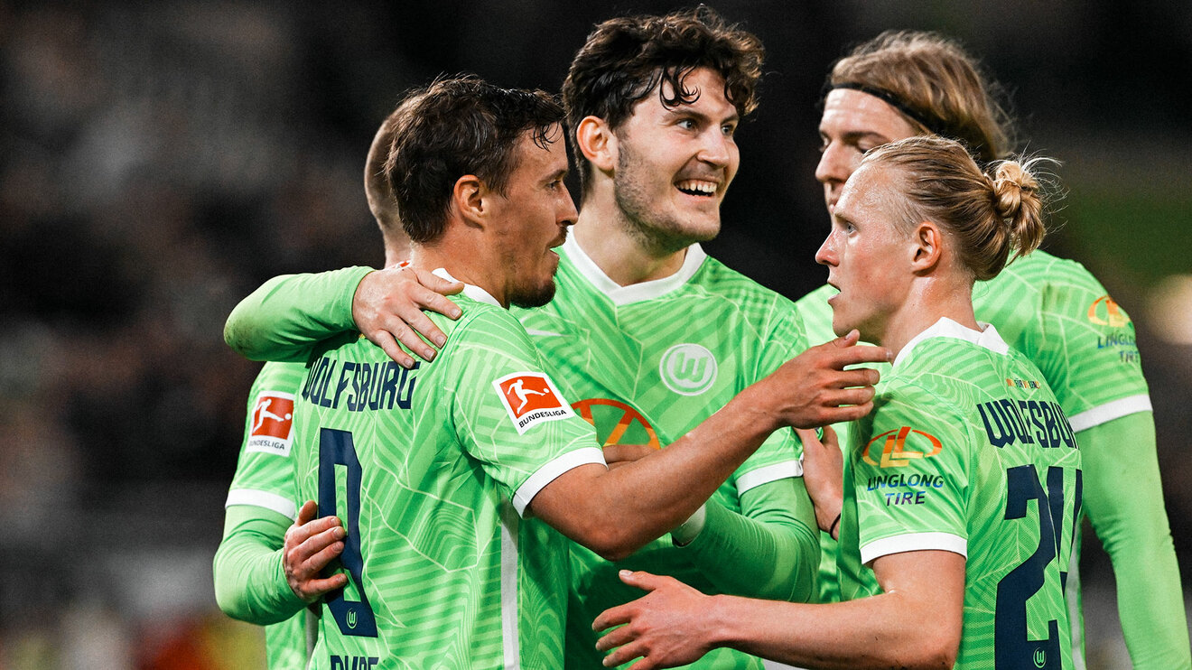 Die Spieler des VfL Wolfsburg jubeln.