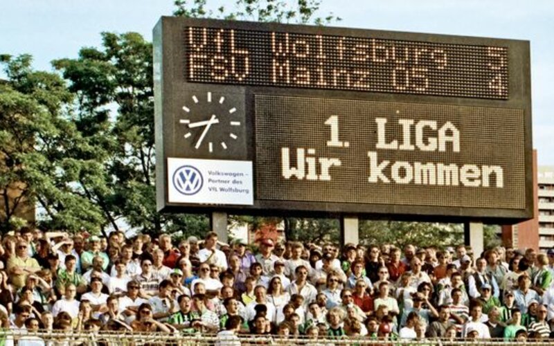 Auf der Anzeigetafel des VfL Wolfsburg steht geschrieben "1. Liga wir kommen."