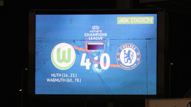 Anzeigetafel mit dem 4:0 Ergebnis der VfL Wolfsburg Frauen gegen Chelsea.