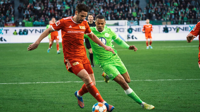 Ein Spieler des VfL Wolfsburg beim Zweikampf.