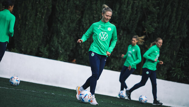 Die VfL-Wolfsburg-Spielerin Rebecka Blomqvist läuft mit dem Ball.