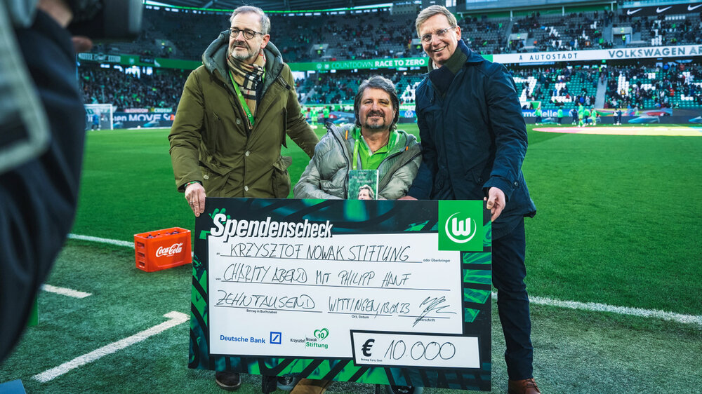Eine Scheckübergabe für die Krzysztof Nowak-Stiftung des VfL Wolfsburg.