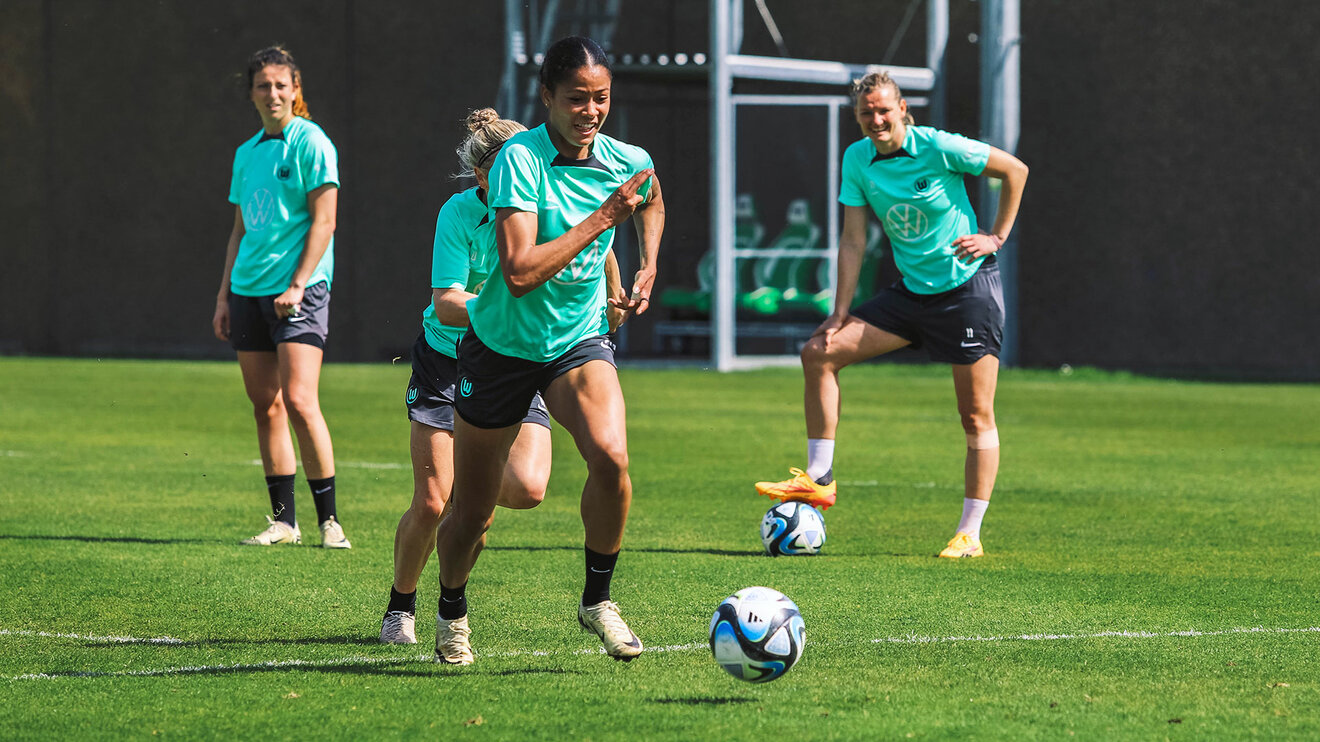 VfL-Wolfsburg-Spielerin Sveindis Jonsdottir im Dribbling während einer Übung auf dem Trainingsplatz.