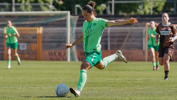 Eine Spielerin der VfL-Wolfsburg-U20 schießt den Ball.