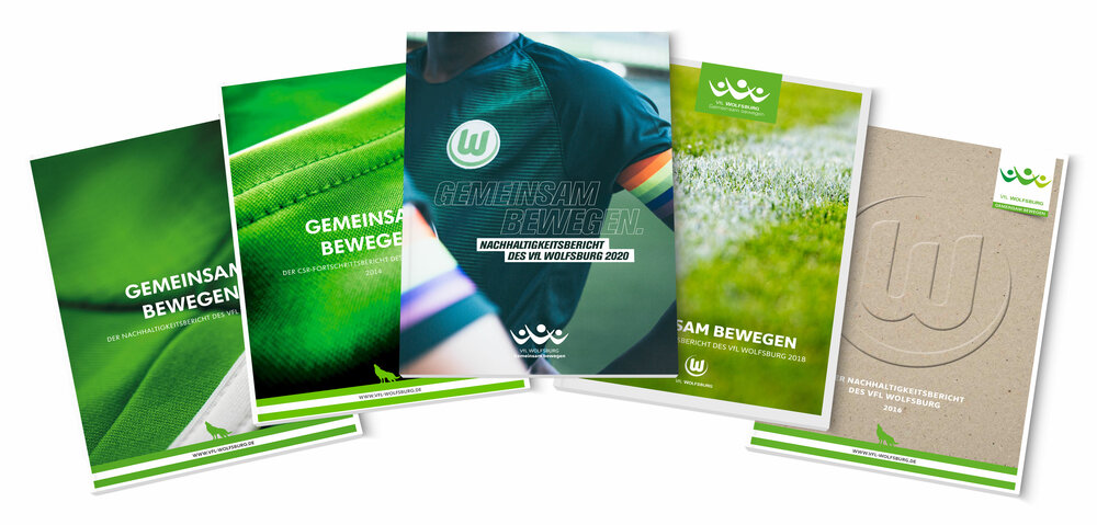 Fünf Nachhaltigkeitsberichte des VfL Wolfsburg mit der Überschrift "Gemeinsam Bewegen" liegen übereinander gestapelt.