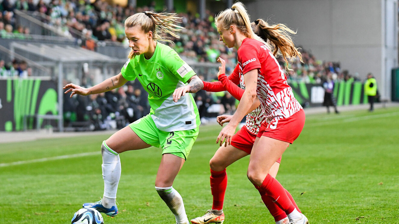 VfL Wolfsburg Spielerin Lynn Wilms behauptet sich im Zweikampf um den Ball gegen einer Gegerin auf dem Spielfeld.
